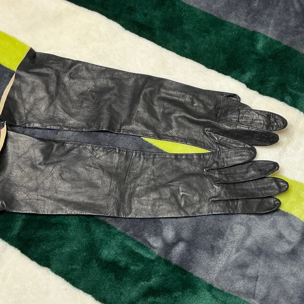 Classic Black Leather Women's Gloves - Picture 7 of 8